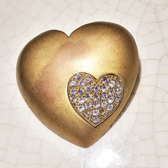 D.J. signed luxury Vintage double heart matte & rhinestone brooch - Picture 2 of 5